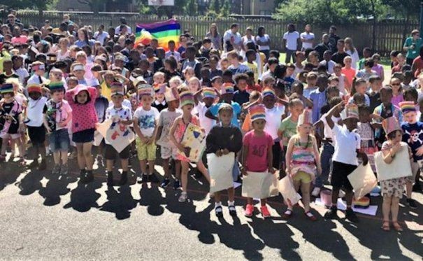 APOGEU CIVILIZAȚIONAL: Parada Gay la o Școală Primară