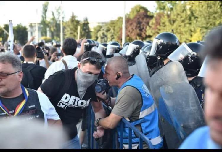 Circ, Pâine, Apă Din Tunuri și Gaze