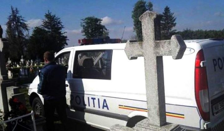 Preot şi Poliţist – Bătuţi Măr şi Înjuraţi în Cimitir de Niște Țigani Boschetari