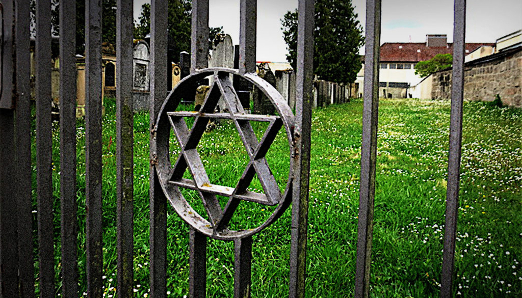 Au Fost Îngropaţi Nişte Evrei Acolo Care n-au Fost Lăsaţi în Pace