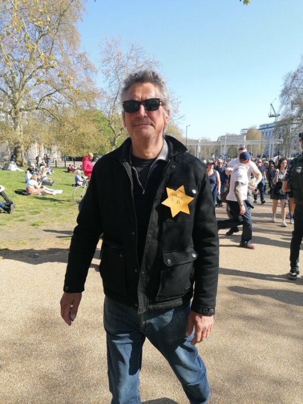 A compara vaccinarea obligatorie cu Holocaustul este o crimă împotriva Evreilor