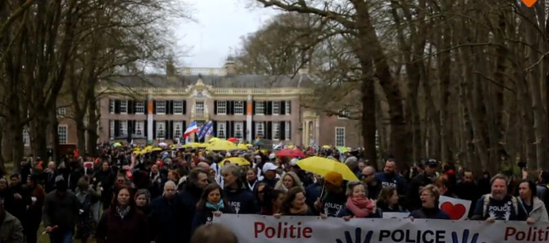 Polițiștii demonstrează în Olanda împotriva terorismului Covid-19