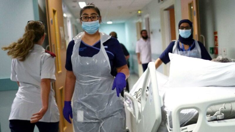 200.000 de angajați care lucrează în Serviciul Național de Sănătate refuză vaccinul