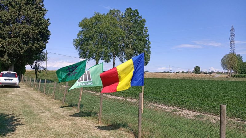 Tabăra Naționalistă din Italia - Steagul Legionar flutură alături de tricolor și steagul Noii Drepte