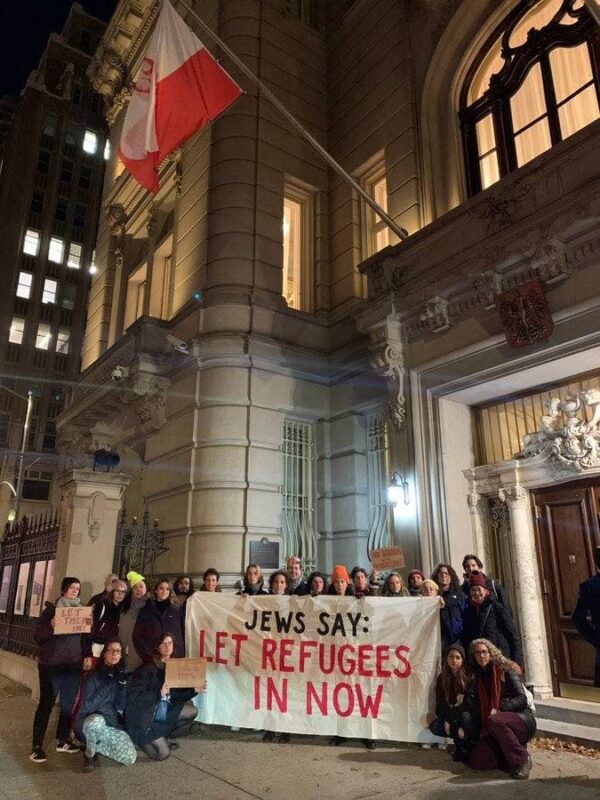 Mesaj șocant în fața ambasadei SUA din Polonia: "Jidanii spun: Permiteți refugiaților să intre acum!"