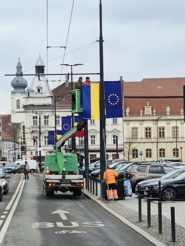 La Cluj Emil Boc Înlocuiește Drapelul Național cu Steagul Ucrainei 