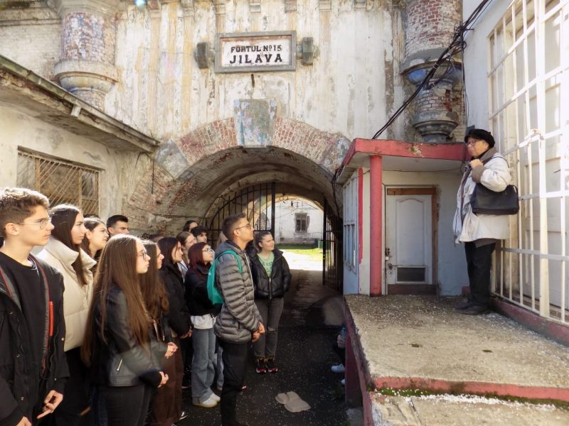 Circa 50 de liceeni împreună cu profesorii lor au vizitat sâmbătă Fortul 13 Jilava