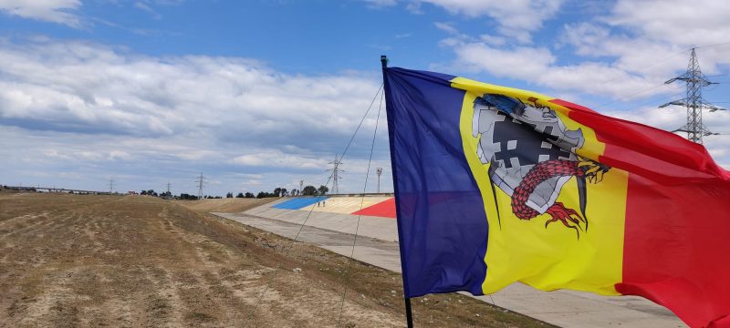 Românii și-au cinstit drapelul de Ziua Tricolorului la Mărășești