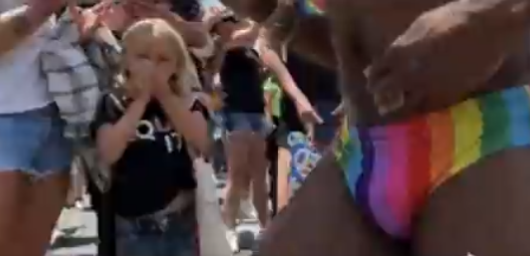Copii mici forțați de părinți să se uite la perverși care se biciuiesc și își arată boașele în cadrul paradei gay din Los Angeles