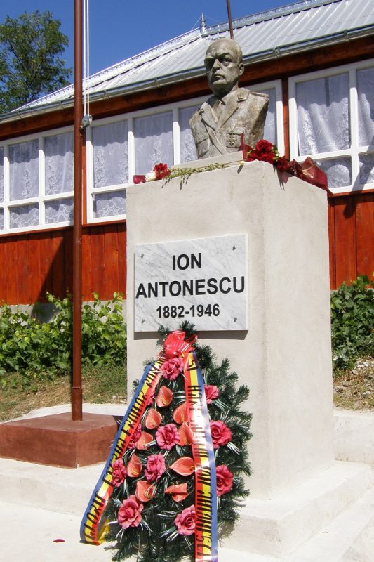 La statuia (nemeritată) a lui Ion Antonescu pun umărul tocmai politrucii bolșevici de la G4media și ceilalți de teapa lor