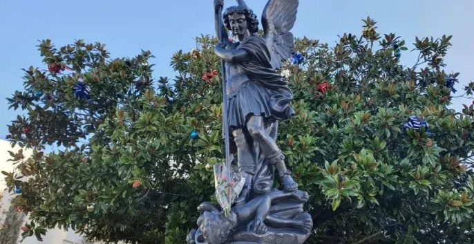 Franța demolează statuia Arhaghelului Mihail