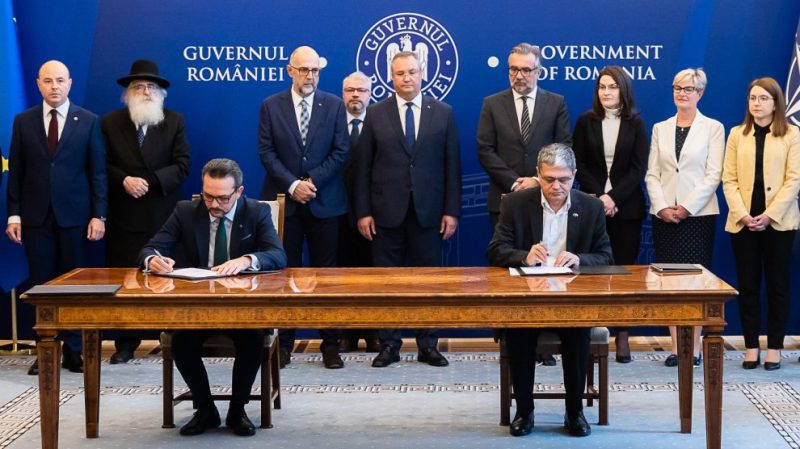 Slugoiul Nicolae Ciucă a semnat pentru Muzeul Holocaustului! Falsa învinuire a României continuă să fie promovată de la cel mai înalt nivel oficial