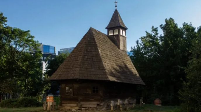 Pângărirea Muzeului Țăranului Român prin difuzarea de filme sodomite