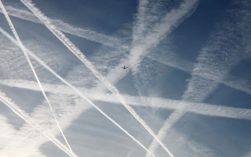 Avioane care șpreiază chimicale în aer sau teorie a conspirației? Chemtrails