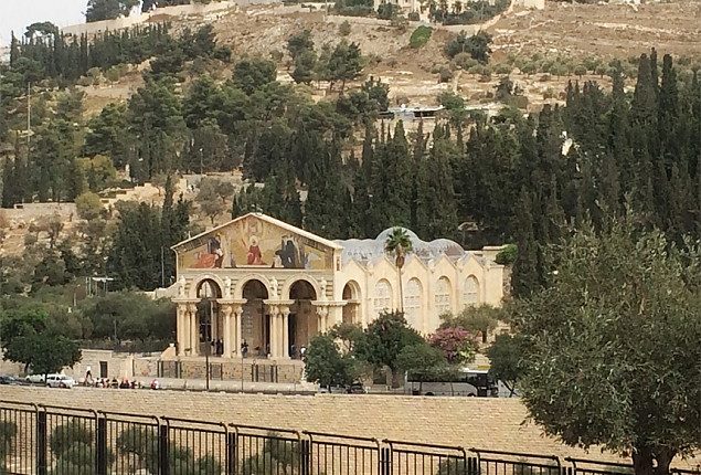 Atac terorist anticreștin la Ierusalim - Extremiști jidani au vandalizat icoane Arhiepiscopul Ioachim a fost atacat fizic