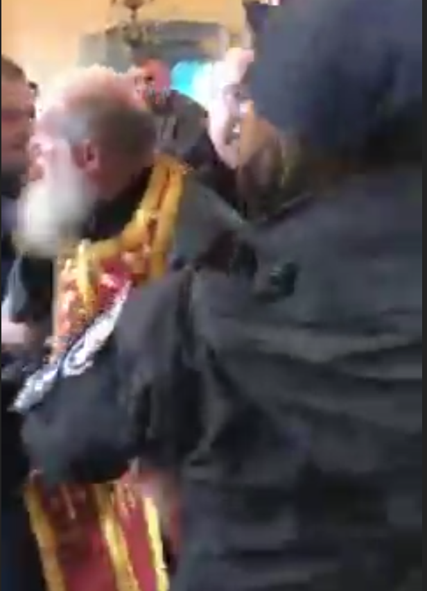 ȘOCANT ȘI TALMUDIC - Preot ortodox arestat în biserică - Smucit și îmbrâncit de polițiști ucraineni