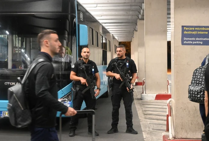 Scene ȘOCANTE pe aeroport în București! Echipa de fotbal a Israelului păzită de agenți Mossad înarmați cu mitraliere